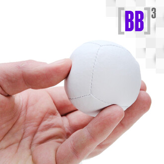 Balle BB3 NetJuggler de 70g tenue dans une main, de couleur blanche, avec des coutures visibles.