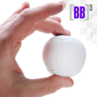 Une main tenant une balle de jonglage BB3 NetJuggler de couleur blanche. La balle est de petite taille et légère, parfaite pour les jongleurs. En arrière-plan, un fond blanc.