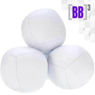 Balles BB3 NetJuggler en cuir blanc, empilées en triangle, montrant des coutures visibles et un design lisse.