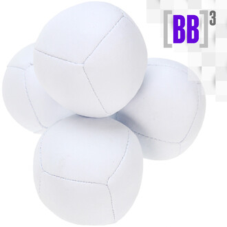 Balles de jonglage BB3 NetJuggler de couleur blanche, ensemble de quatre balles montrant leur surface lisse et les coutures visibles.