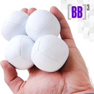 Balle BB3 NetJuggler de 70g tenue dans une main, composée de quatre balles blanches avec des coutures visibles et une texture lisse. Texte [BB]3 en violet en arrière-plan.