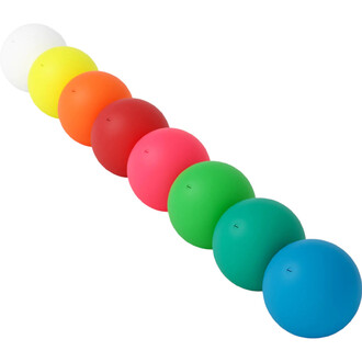 Huit balles BBX Beanbag de Play alignées en dégradé de couleurs, incluant le blanc, le jaune, l'orange, le rouge, le rose, le vert, le turquoise et le bleu. Chaque balle présente une surface lisse et matte.