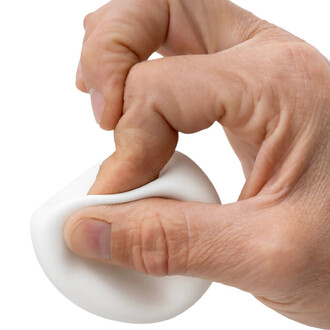 Main tenant une balle BBX Beanbag de Play en train de la presser avec les doigts, montrant sa flexibilité et sa texture douce.