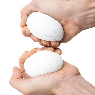 Deux mains tenant des balles beanbag BBX de couleur blanche, l'une étant compressée par la paume tandis que l'autre est maintenue fermement. Le fond est blanc, mettant en valeur les balles.