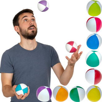 Homme en train de jongler avec des balles molles de différentes couleurs, souriant et concentré, portant un t-shirt gris. Plusieurs balles colorées sont disposées à côté de lui, montrant diverses combinaisons de couleurs.