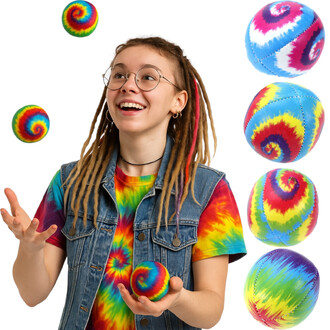 Jeune jongleur souriant avec des dreadlocks, lançant des balles colorées en spirale. Trois balles aux motifs tie-dye se trouvent à côté de la personne. Elle porte un t-shirt arc-en-ciel et une veste en jean. Le fond est blanc.