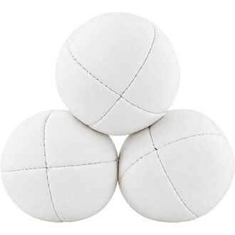 Tre palline da giocoleria Orbit Prototype bianche impilate a piramide, che mostrano le giunture e il materiale di cui sono fatte.