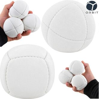 Witte Orbit jongleerballen van zacht synthetisch leer, van dichtbij gefotografeerd en in één hand vastgehouden, met het Orbit-logo.