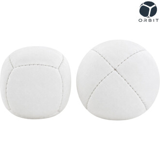 Twee witte Orbit-jongleerballen van stof, waarop de naden en het Orbit-logo te zien zijn.