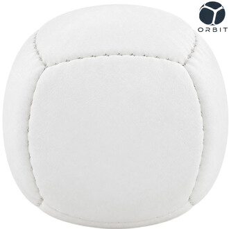 Witte Orbit jongleerbal van synthetisch leer, close-up van de stiksels en het Orbit-logo.