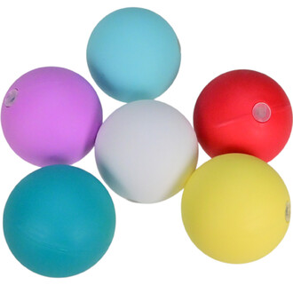 Six balles de jonglerie colorées sont disposées ensemble. Les couleurs incluent du violet, du bleu clair, du blanc, du rouge, du jaune et un turquoise. Chaque balle a une surface lisse et légèrement matte, avec un bouton transparent visible sur certaines.