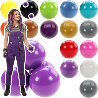 Personne en tenue violette jonglant avec des balles de scène brillantes et multicolores de 70 mm sur fond blanc.