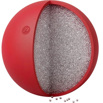 Bola de malabarismo TT1 vermelha, com 67 mm e 130 g, vista em corte transversal mostrando o preenchimento interno com microesferas de vidro.