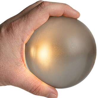 Main serrant une balle de jonglerie translucide, diamètre 100 mm et poids 200 g, couleur gris bronze avec texture satinée, édition limitée.