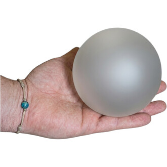 Balle de jonglerie translucide gris clair, diamètre 100 mm et 200 g, tenue dans une main – édition limitée.