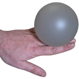 Balle de jonglage translucide grise de 100 mm (200 g), tenue entre le pouce et l’index d’une main — édition limitée.