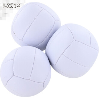 Trois balles de jonglage en forme de volley-ball, de couleur blanche, avec des coutures visibles. Le modèle est identifié comme LX-12.