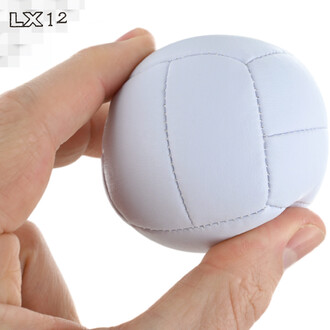 Manuel tenant une balle de volley-ball blanche, mettant en évidence la texture et les coutures du matériau.