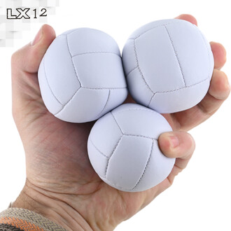 Trois ballons de jonglerie de type VolleyGrip LX-12 tenus dans une main. Les ballons sont blancs, avec des coutures visibles qui forment un motif classique de ballon de volley.