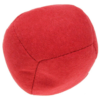 Balle Zarbeo rouge de 90g, en tissu feutré, montrant une surface lisse et une forme légèrement irrégulière avec des coutures visibles.