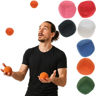 Un jongleur en t-shirt noir lance des balles en tissu de différentes couleurs. Des balles orange et rose sont en l'air, tandis que le jongleur en attrape d'autres dans ses mains. Les balles sont de forme ronde avec des coutures visibles et sont disponible