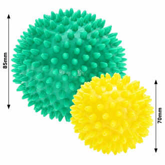 Massageballen met een stekelige textuur, groen (85 mm) en geel (70 mm), te gebruiken voor zelfmassage en spierontspanning.