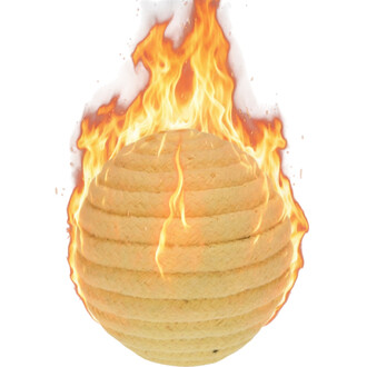 Balle de contact de feu enflammée avec des motifs en spirale, entourée de flammes vives sur fond blanc.