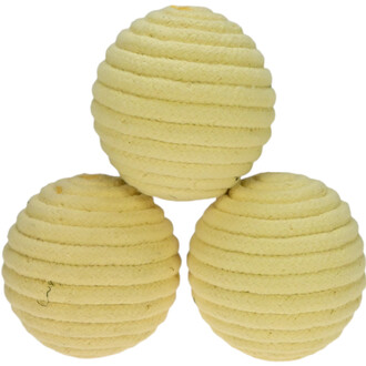 Balles de contact de feu en moquette de couleur jaune, avec un design à motifs en spirale, posées en pyramide.