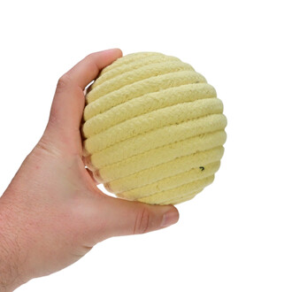 Balle de contact de feu tenue dans une main, de couleur jaune avec une texture en corde et des bandes spiralées.