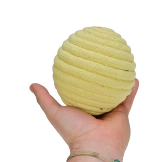 Balle de contact de feu de couleur jaune, enroulée avec une corde, tenue dans une main.