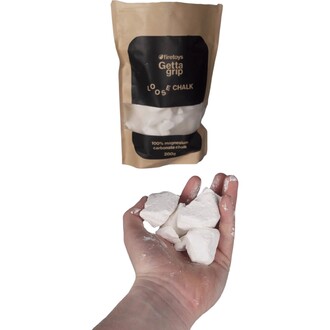 Sachet en papier kraft Getta Grip de magnésie en carbonate de magnésium (200 g) et morceaux blancs tenus dans une main.