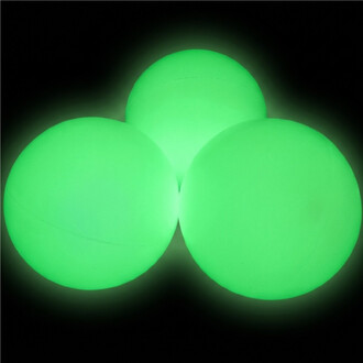 Trois balles Éozoé de jonglage phosphorescentes vert fluo, diamètre 100 mm, sur fond noir.