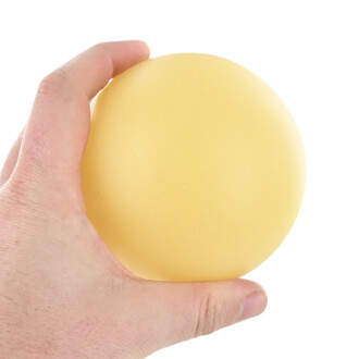 Balle de jonglage Éozoé 100 mm phosphorescente jaune tenue dans une main