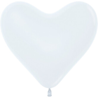 Ballon en forme de cœur blanc, gonflé, avec nœud et ruban en bas.