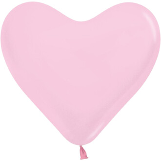 Ballon en forme de cœur rose clair gonflé, avec le nœud au bas, sur fond blanc.