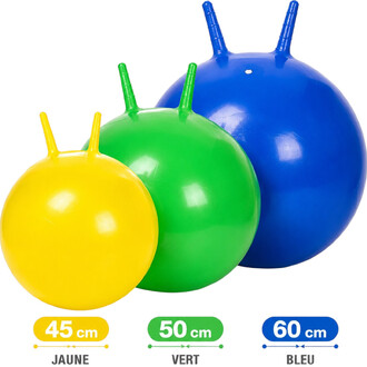 Drie kleurrijke stuiterballen in geel, groen en blauw met handvatten, met een diameter van respectievelijk 45 cm, 50 cm en 60 cm.