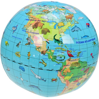 Ballon globe représentant une carte du monde avec des illustrations d'animaux, incluant des pays comme le Canada, les États-Unis, et des régions d'Amérique du Sud et d'Afrique. Le fond est bleu avec des lignes de latitude et longitude.