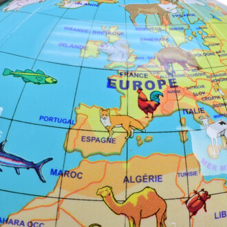 Ballon globe en relief représentant une carte du monde avec des illustrations d'animaux. On observe l'Europe au centre, incluant des pays comme la France, l'Espagne et le Portugal, avec des dessins d'un renard, d'un coq et d'autres animaux colorés. Le fon