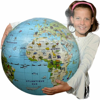 Partez à la découverte des animaux du monde avec ce globe gonflable de 50 cm, idéal pour les enfants dès 3 ans.
