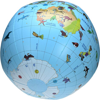 Animais do mundo com este globo inflável de 50 cm