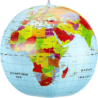 Vista do continente africano a partir do globo terrestre. O Oceano Índico à direita e o Atlântico Sul à esquerda.