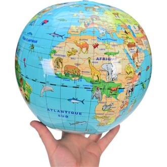 Ballon globe représentant une carte du monde avec des illustrations d'animaux, d'une taille de 30 cm, tenu dans une main.