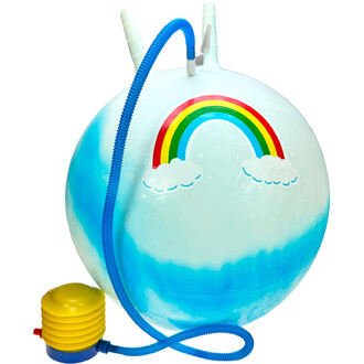 Ballon sauteur Tobar 60cm avec motif arc-en-ciel et pompe à pied bleue attachée, prêt à être gonflé.