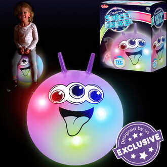 Image promotionnelle du ballon sauteur lumineux translucide avec des lumières LED activées par mouvement à l'intérieur. Le ballon est accompagné de son emballage, qui inclut une pompe à pied. Illustration d'une jeune fille assise sur le ballon, montrant s