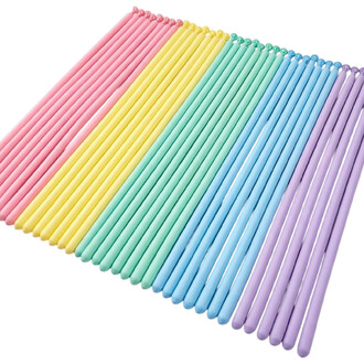 Lot de ballons 260 pastel matte Sempertex assortis, dégradé de rose, jaune, menthe, bleu et violet, alignés en diagonale sur fond blanc.