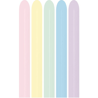 Cinq ballons latex pastel matte en rose clair, jaune clair, vert pâle, bleu clair et violet clair, alignés verticalement.