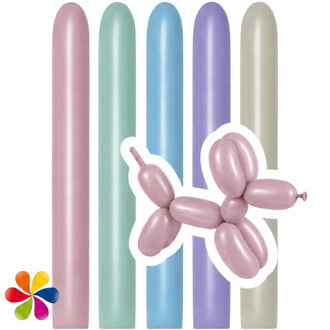 Ballons 260 en assortiment soie pastel: rose clair, vert menthe, bleu ciel, lavande et beige, gonflés et alignés verticalement avec une sculpture en ballon rose et une fleur multicolore en bas à gauche.
