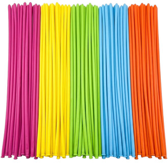 Assortiment de ballons latex 260 Sempertex couleur tropicale (magenta, jaune, vert lime, bleu, orange) alignés en rangée sur fond blanc