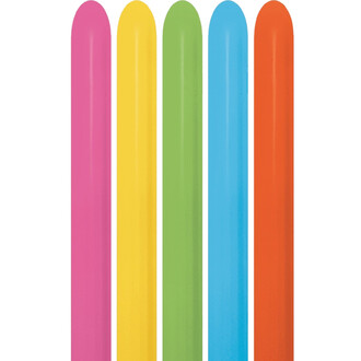 Cinq ballons longs 260 de l’assortiment tropical Sempertex, en magenta, jaune, vert lime, bleu et orange, alignés verticalement.