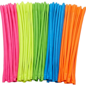 Assortiment de 260 ballons néon Sempertex non gonflés, alignés par couleur (rose, jaune néon, vert néon, bleu et orange).